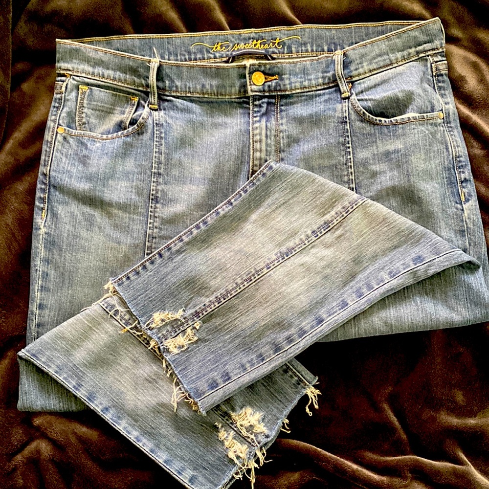 The Sweetheart Old Navy Distressed cropped classic rise jeans Regular 16